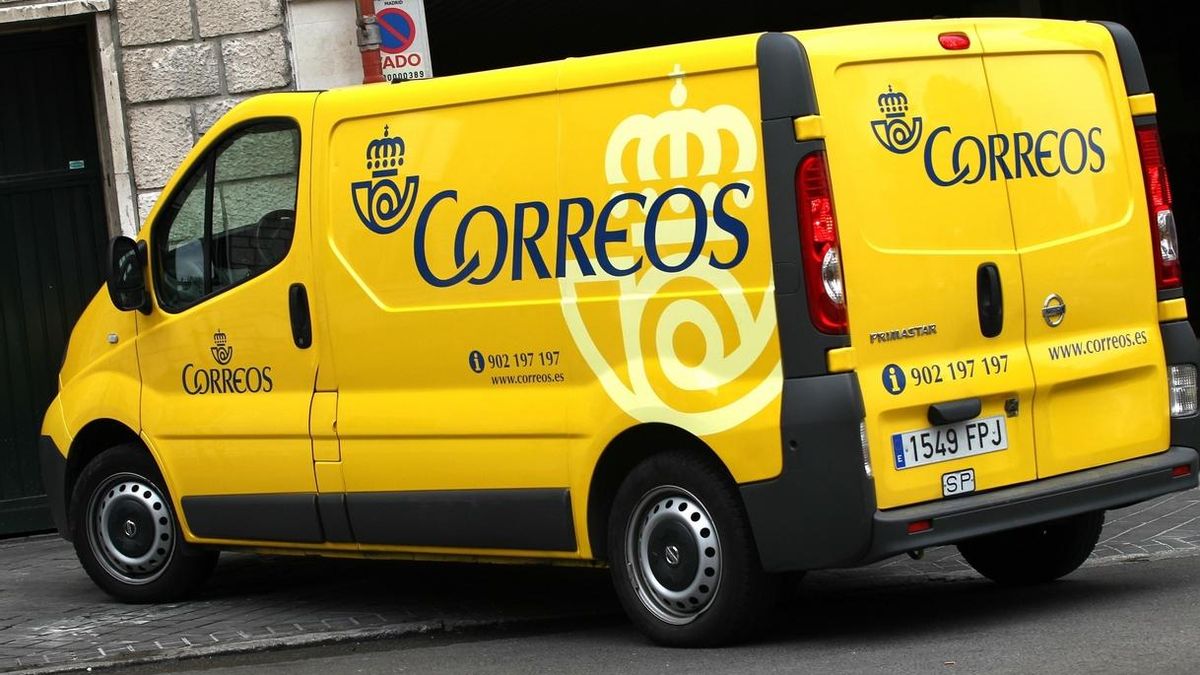 Furgoneta de reparto de Correos.