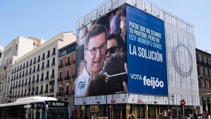 Lona del PP en la calle Alcalá que la Junta Electoral de Madrid ha ordenado retirar