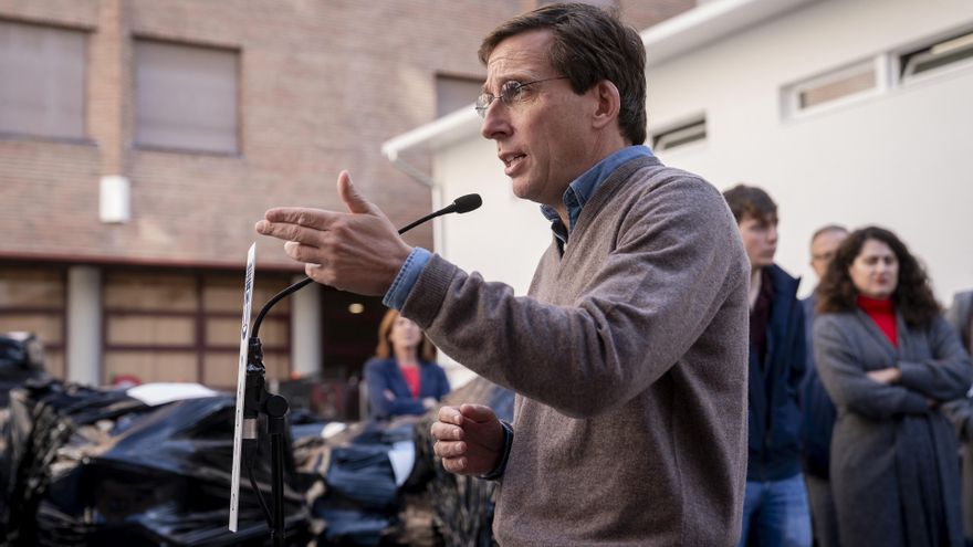 El alcalde de Madrid, José Luis Martínez-Almeida, interviene durante su visita al punto de recogida de ayuda a Valencia de Chamberí