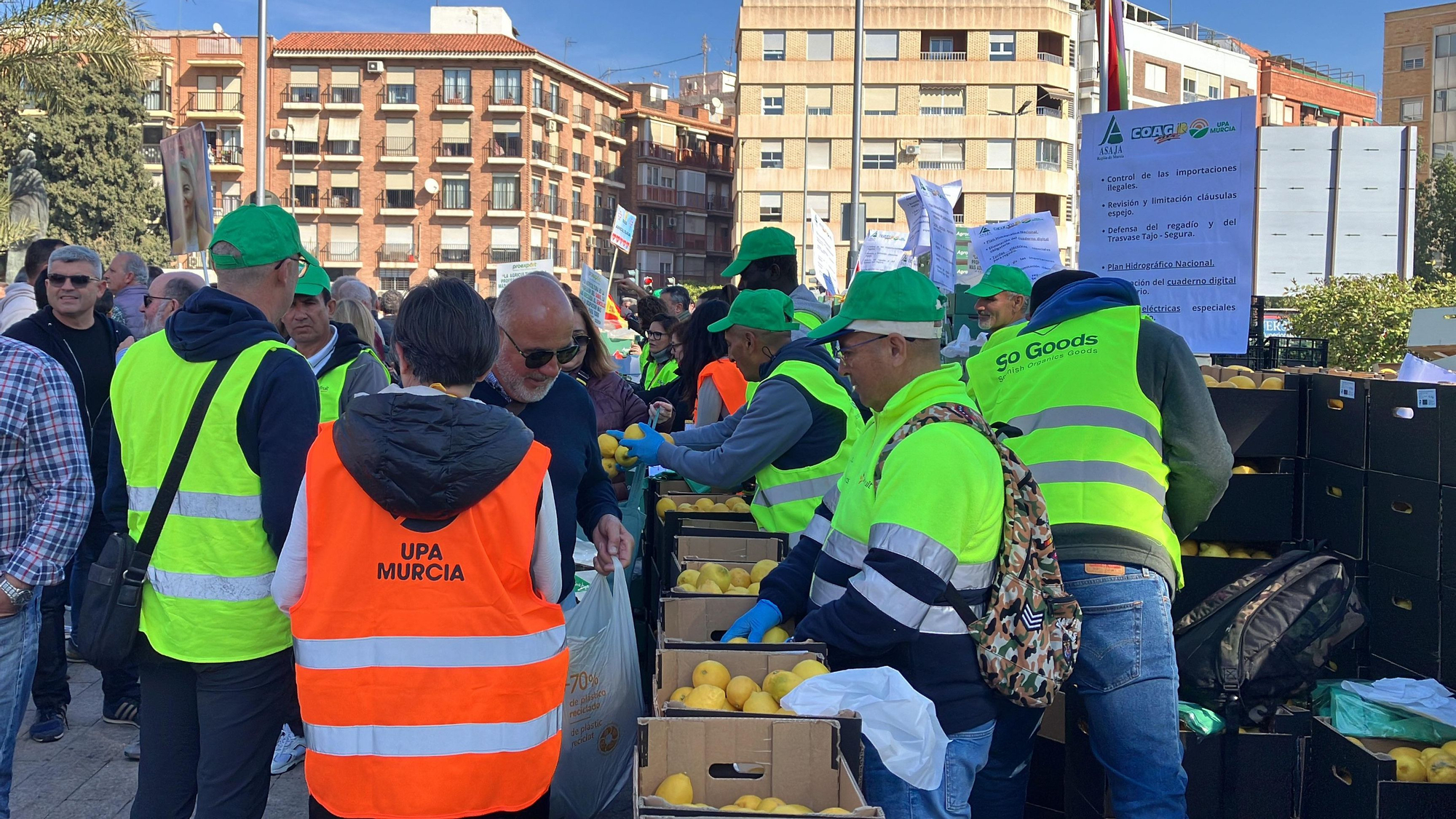Las principales agrupaciones agrícolas han repartido frutas y verduras en la ciudad de Murcia