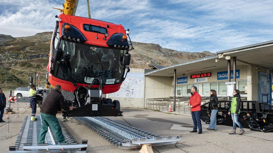 El consejero de Turismo, Luis Martínez Abad, en la estación de esquí de Alto Campoo en la recepción de la nueva máquina pisapistas.