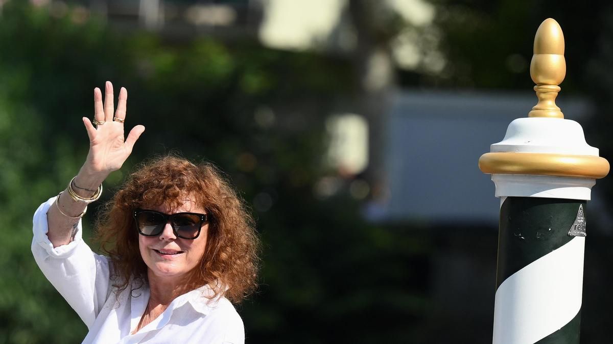La actriz estadounidense Susan Sarandon saluda a su llegada al muelle del Hotel Excelsior, con motivo del Festival Internacional de Cine de Venecia.