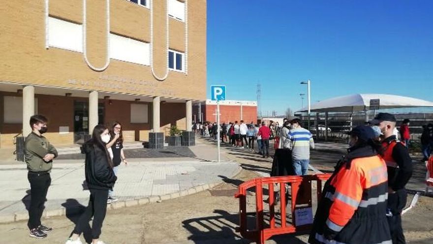 Colas en la Universidad de León para hacerse los test.