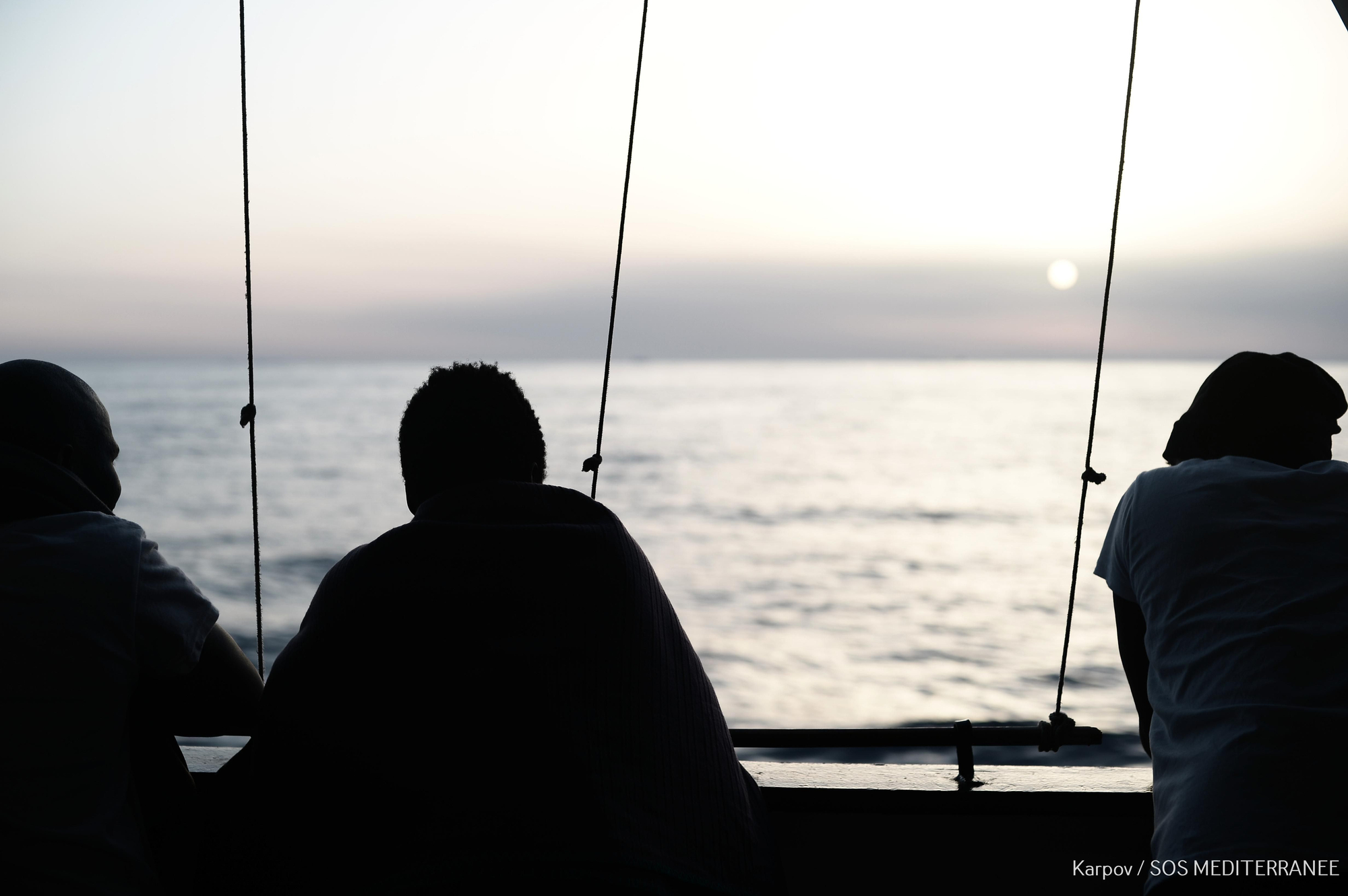 Algunas de las personas rescatadas durante la operación que tuvo lugar en la madrugada del pasado domingo. La ONG SOS Méditerranée socorrió a 229 personas, mientras que el resto de migrantes fueron rescatados por la Guardia Costera italiana y barcos mercantes, y después los trasladaron al Aquarius. En total, 629 personas permanecen en el buque operado por SOS Mediterranée y MSF. Foto: Karpov / SOS MEDITERRANEE