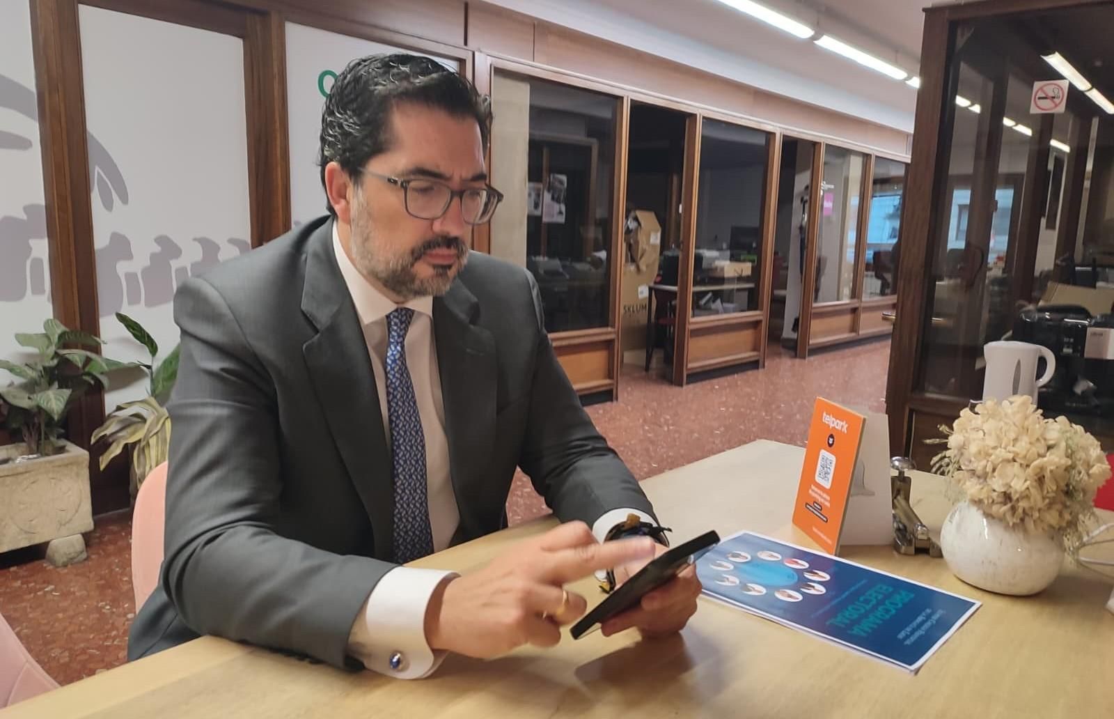 David Díez Revilla en un momento de la entrevista como aspirante al Colegio de Abogados de León.