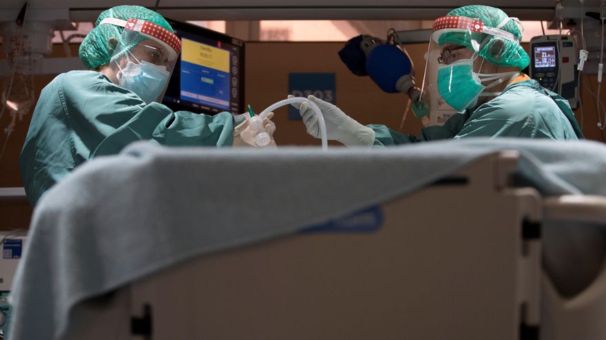 Dos profesionales sanitarios trabajan en la UCI del Hospital Vall d'Hebron de Barcelona. EFE/Alberto Estévez/Archivo