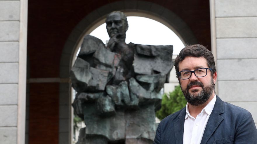 El secretario de Estado de Empleo y Economía Social, Joaquín Pérez Rey, junto a la estatua de Largo Caballero, figura política que reivindica.