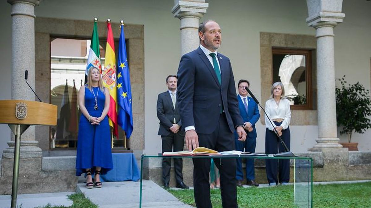 Francisco Ramírez jura su cargo como consejero extremeño tras el cese del anterior por mentir en su currículum