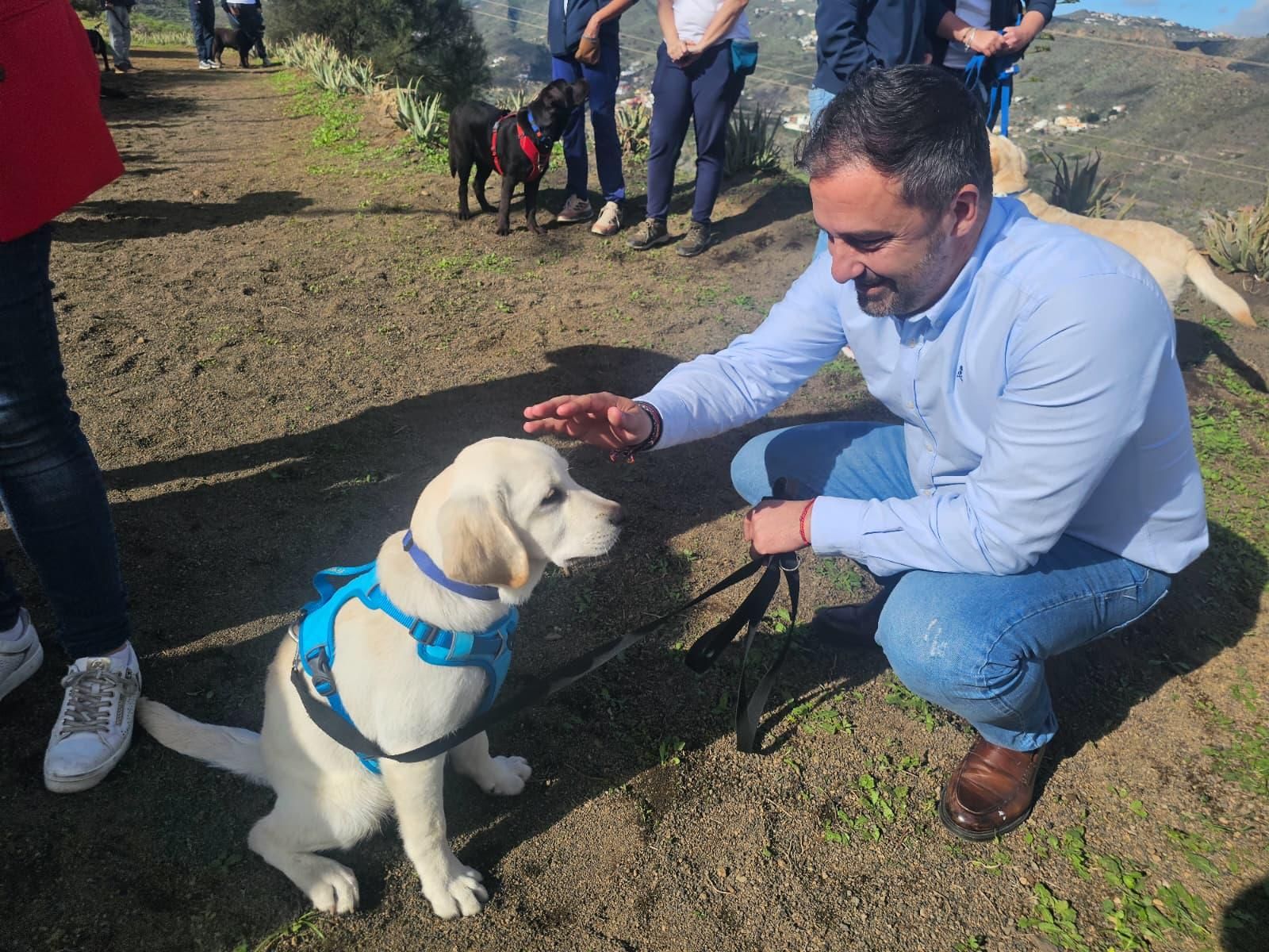 El alcalde de Telde, Juan Antonio Peña, durante la mañana de este jueves, en su visita a la finca donde se desarrolla la actividad diaria.