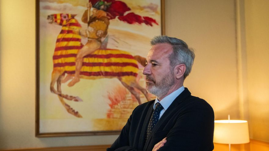 El presidente del Gobierno de Aragón, Jorge Azcón, ante el cuadro 'Abanderado', de Natalio Bayo.