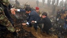 El exministro de Defensa, Federico Trillo, visita el 27 de mayo de 2003 el lugar del accidente del avión Yak-42.