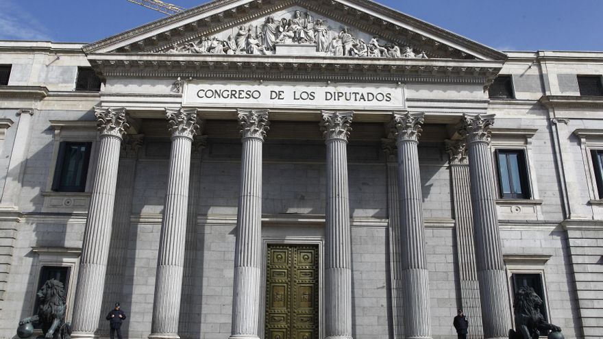 Archivo - Puerta principal del Congreso de los Diputados con los leones