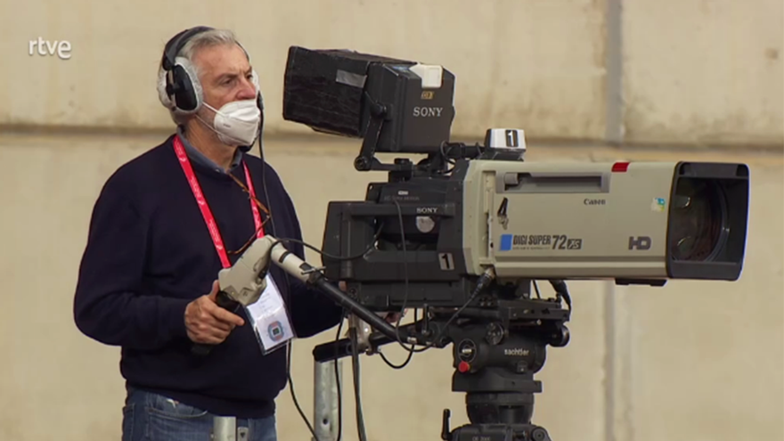 El homenaje en directo de Juan Carlos Rivero a un operador de cámara de TVE que se jubilaba tras el España-Alemania