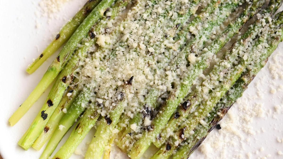 Espárragos a la sartén con parmesano