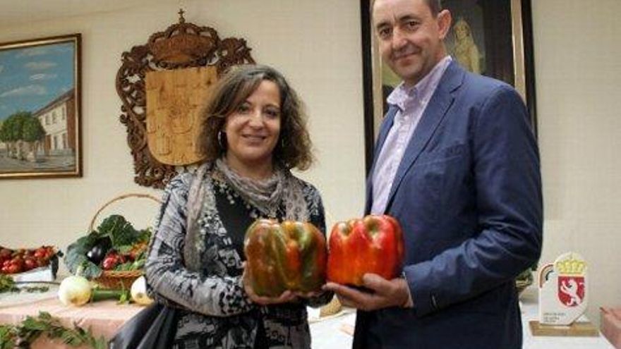 La eurodiputada Iratxe García, acompañada por el alcalde, Antonio Lozano, inaugura la XXX edición de la Feria del Pimiento Morrón de Fresno de la Vega. Foto: Peio García / Ical