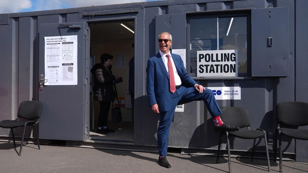 El líder de Reform, Nigel Farage, en su colegio electoral en Walton-on-the-Naze, Inglaterra, este jueves.