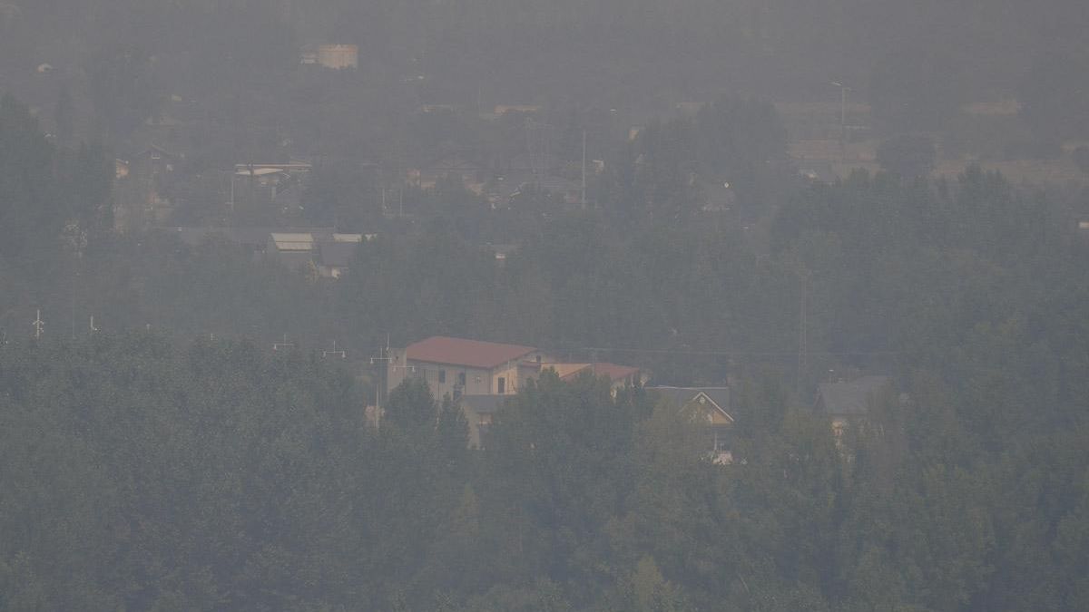 Humo en la hoya berciana: Ponferrada vista desde el Pajariel.