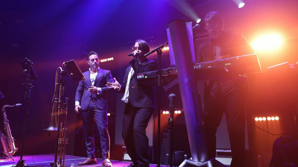 Salvatori cantando junto a David Bustamante