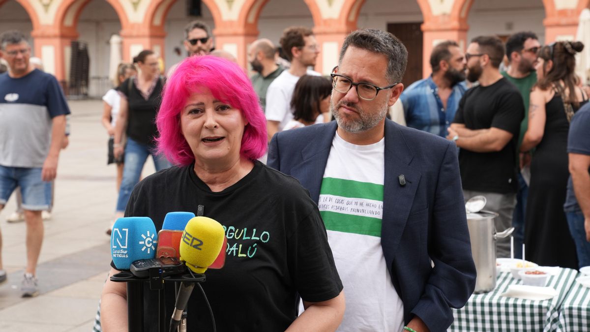 José Ignacio García y Mariví Serrano, de Adelante Andalucía, atienden a los medios de comunicación