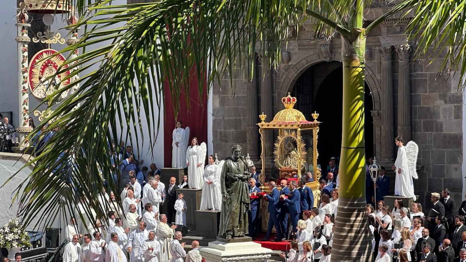 Santa Cruz de La Palma abraza a la Virgen de Las Nieves diez años después de su última Bajada.