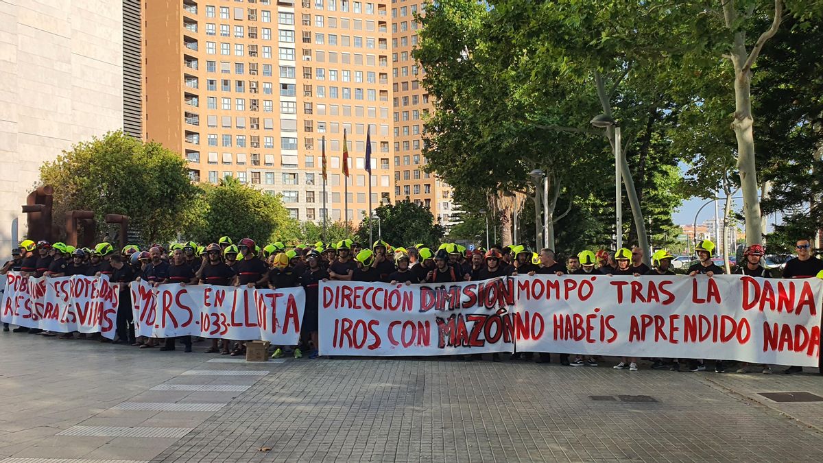 Concentración de los bomberos del Consorcio Provincial en la Ciudad de la Justicia de València.
