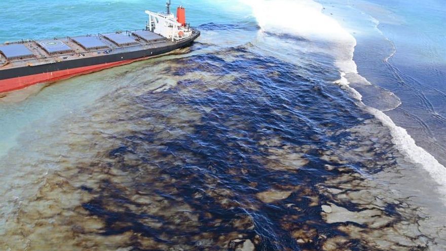 El vertido de un barco encallado en isla Mauricio obliga a declarar el “estado de emergencia medioambiental”