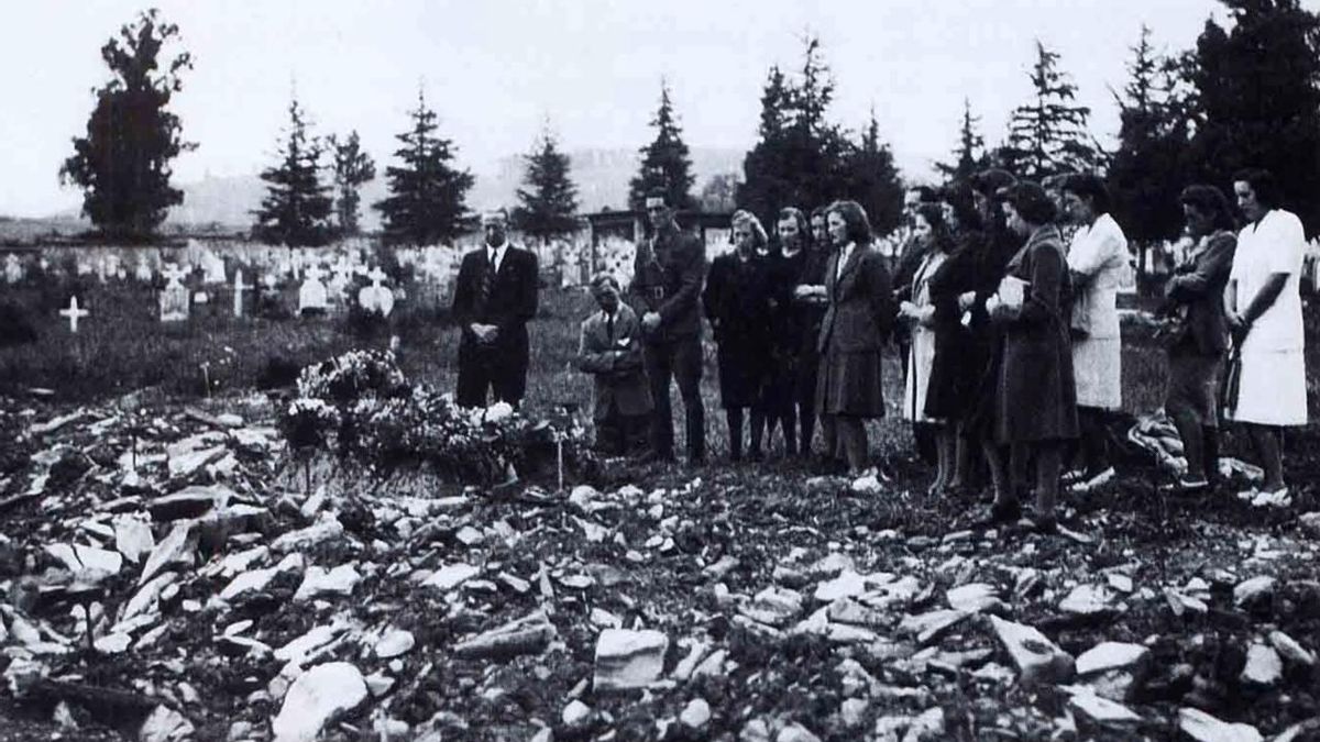 Retiran de una placa para "defensores de la democracia" en el cementerio de Derio a un falangista condecorado por Hitler