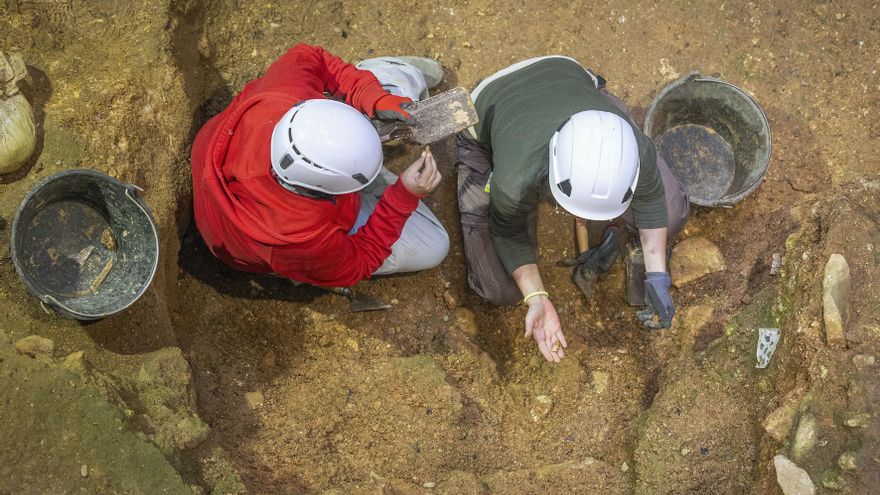 Un grupo de arqueólogos descubre en Atapuerca la primera necrópolis infantil europea de la Edad del Cobre