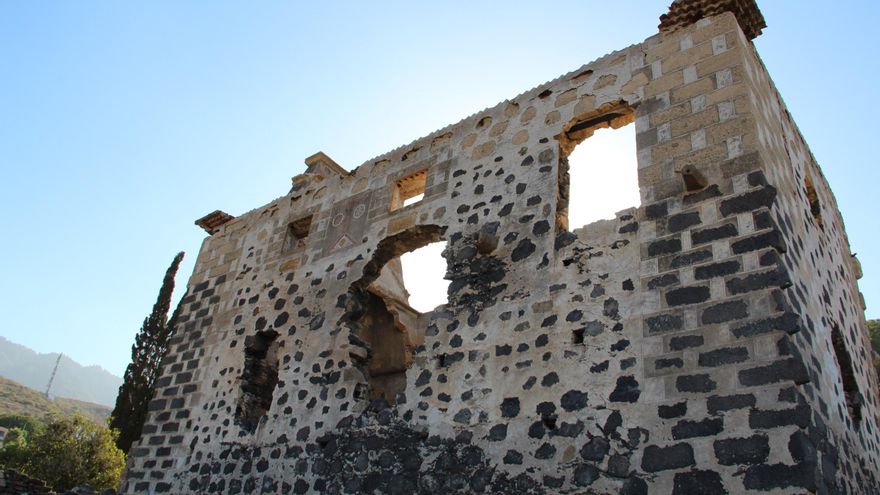 Adeje inicia los trámites para salvar su Casa Fuerte de la destrucción total
