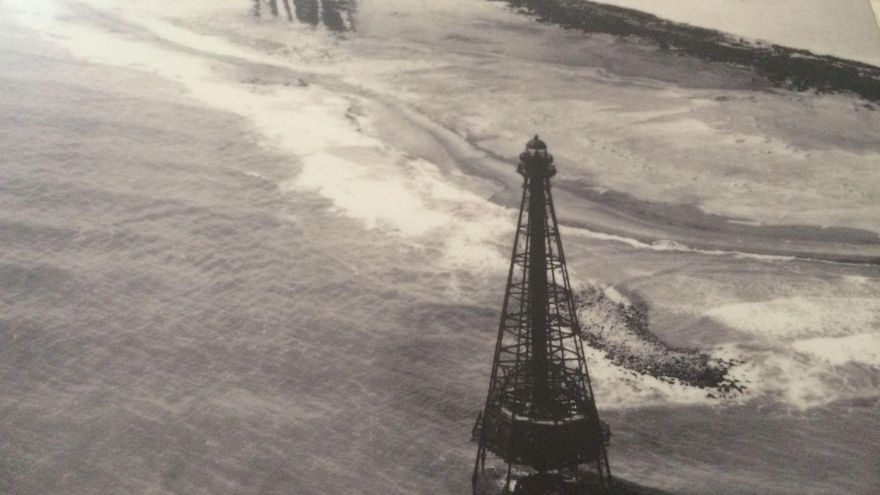 De 50 metros de altura, era conocido como la Torre Eiffel de los faros pero en 1961 un temporal lo tumbó y desde entonces permanece hundido