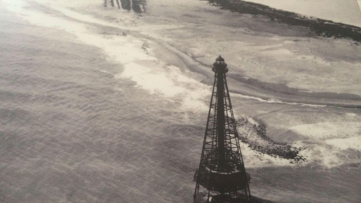 De 50 metros de altura, era conocido como la Torre Eiffel de los faros pero en 1961 un temporal lo tumbó y desde entonces permanece hundido