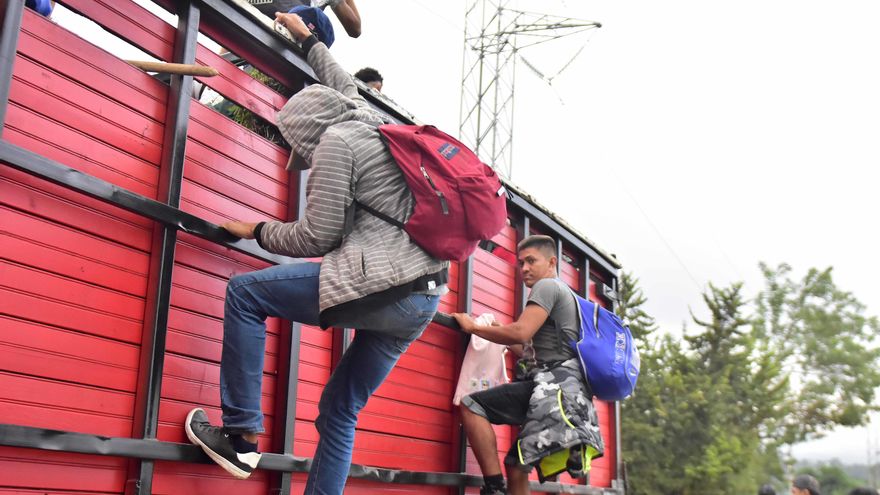 Hallan a 121 migrantes abandonados en un camión en el norte de México