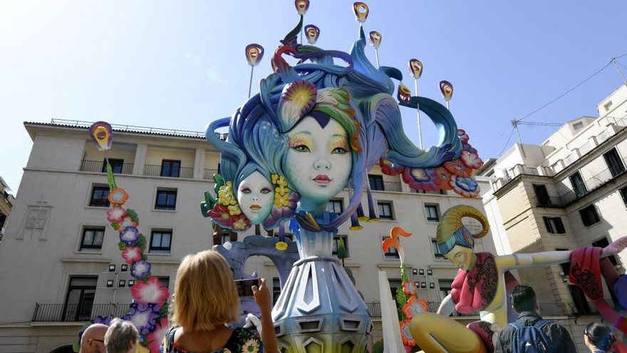 Flores, folclore y fuego: guía básica para vivir las Hogueras de San Juan en Alicante