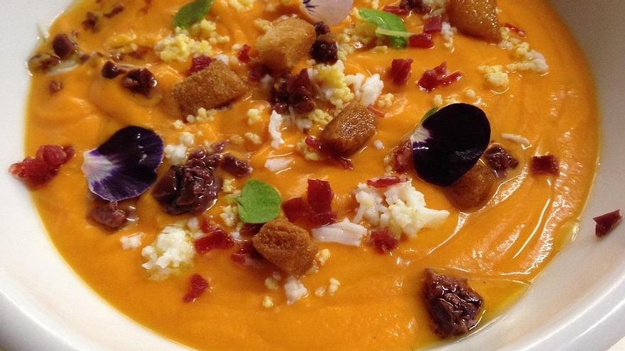 El salmorejo, al igual que el gazpacho, se puede hacer con varias frutas como la cereza o la sandía