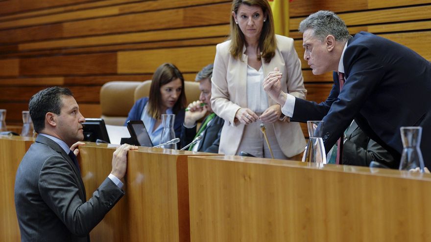 Sí, no y abstención: tres botones son demasiados para PP y Vox en el Parlamento de Castilla y León