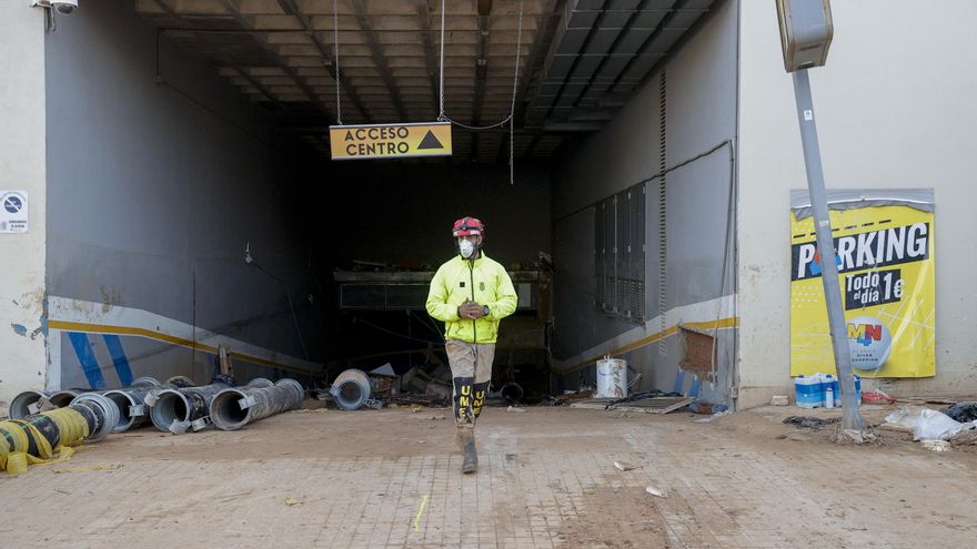 Un efectivo de la UME en el acceso al aparcamiento subterráneo del centro comercial MN4.