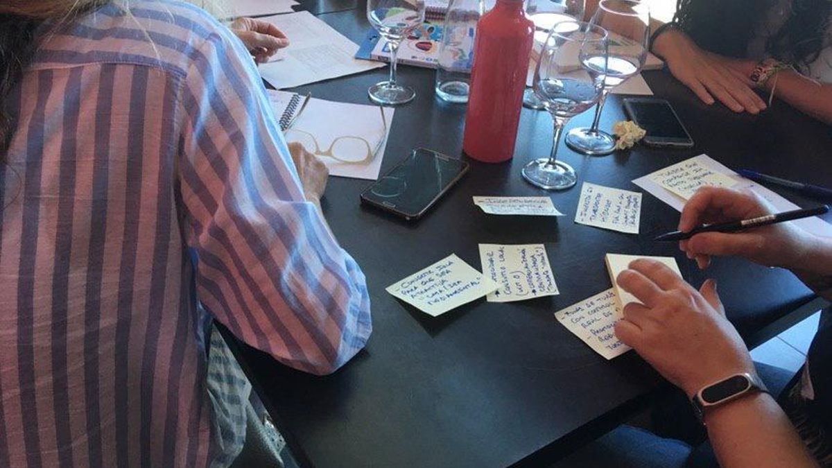 Imagen sobre una reunión de transición energética.
