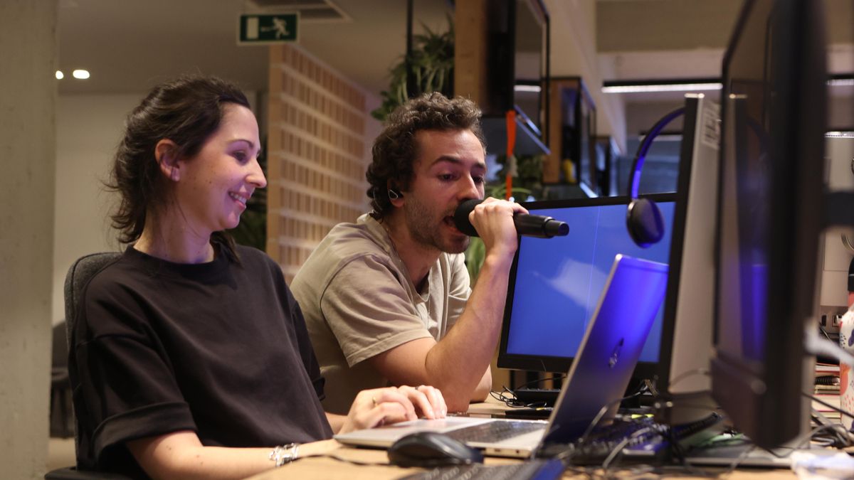 Álvaro Rivas canta en la redacción de elDiario.es