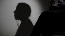 Una mujer en una foto de recurso