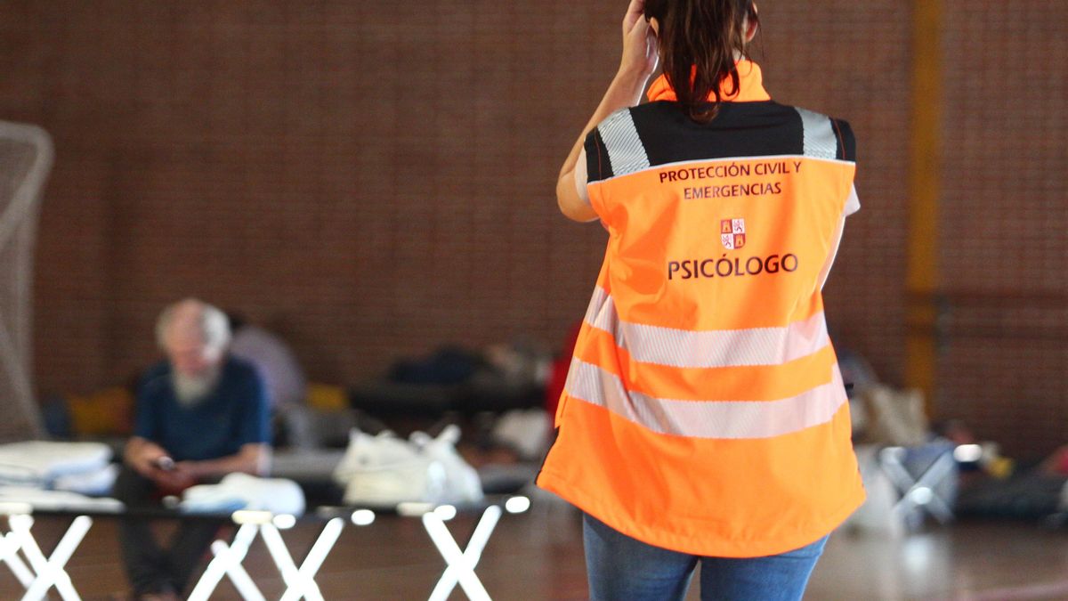 Equipo de psicólogos en uno de los albergues habilitados para albergar a vecinos evacuados de los pueblos.