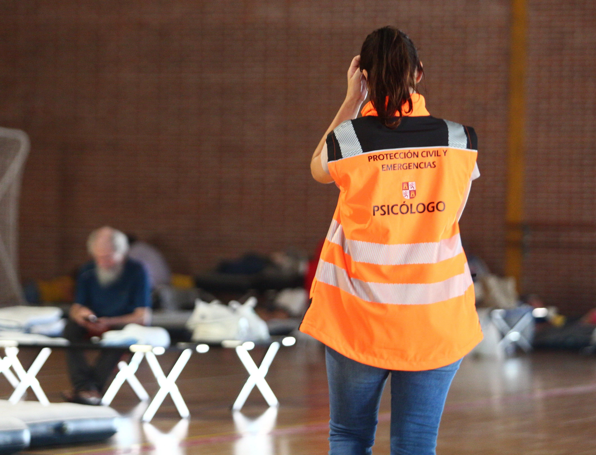 Equipo de psicólogos en uno de los albergues habilitados para albergar a vecinos evacuados de los pueblos.