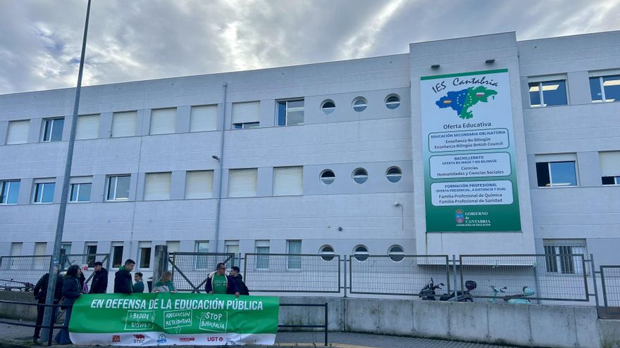 La Junta de Personal Docente reivindica la subida salarial en un acto del consejero de Educación.