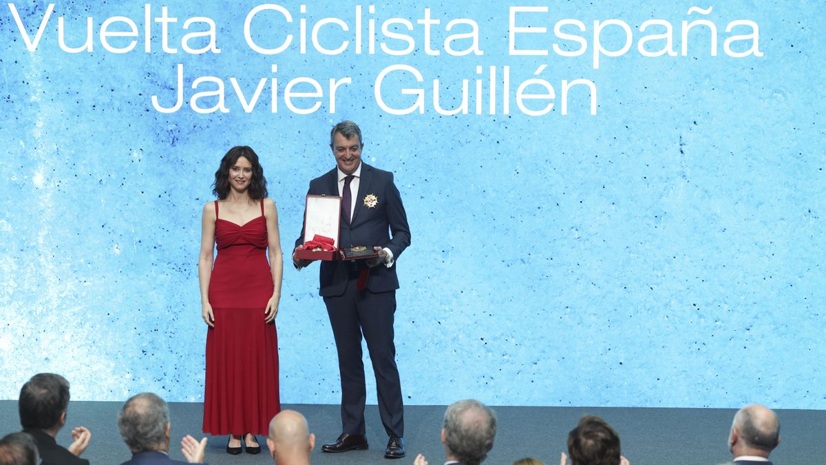 Isabel Díaz Ayuso entrega al director de LaVuelta, Javier Guillén, una de las Cruces de la Orden del Dos de Mayo.