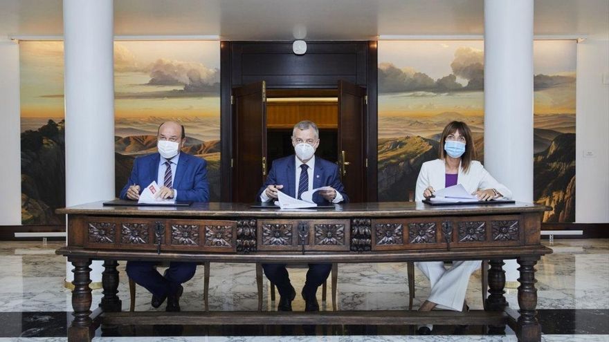 Ortuzar, Urkull y Mendia, firmando el acuerdo de coalición