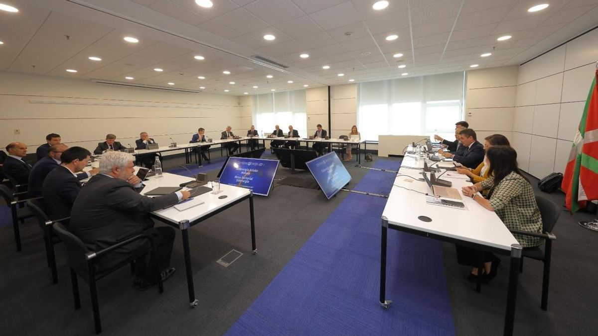 Primera reunión de la mesa de la siderurgia vasca.