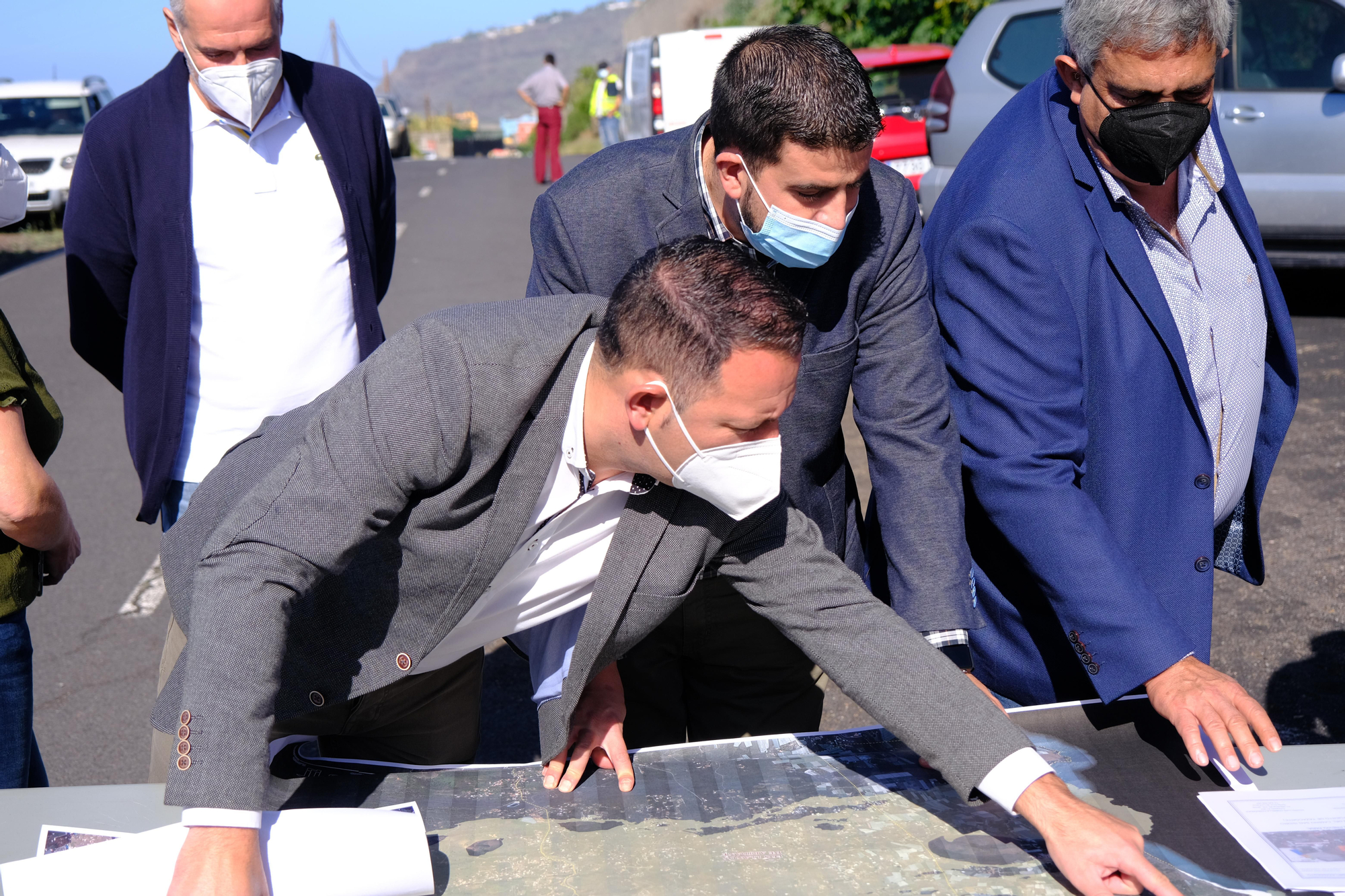 El consejero de Agricultura del Cabildo; Manuel González; el vicepresidente y consejero de Infraestructuras,  Borja Perdomo; y el alcalde de Tazacorte, Juan Miguel Rodríguez.