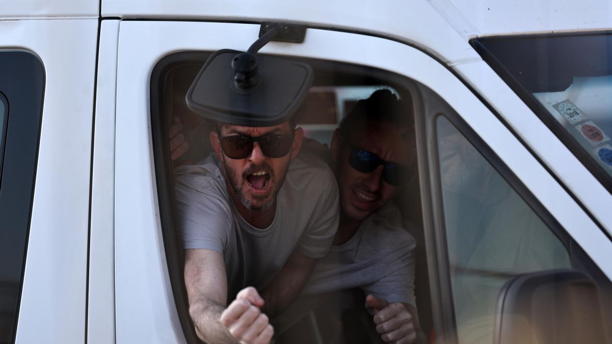 David Cunio hace gestos desde una furgoneta a su llegada al Hospital Sheba en Ramat Gan.