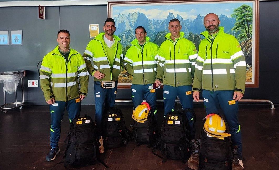 Los cinco brigadistas de la BRIF de La Palma antes de viajar a Chile. BRIF LA PALMA