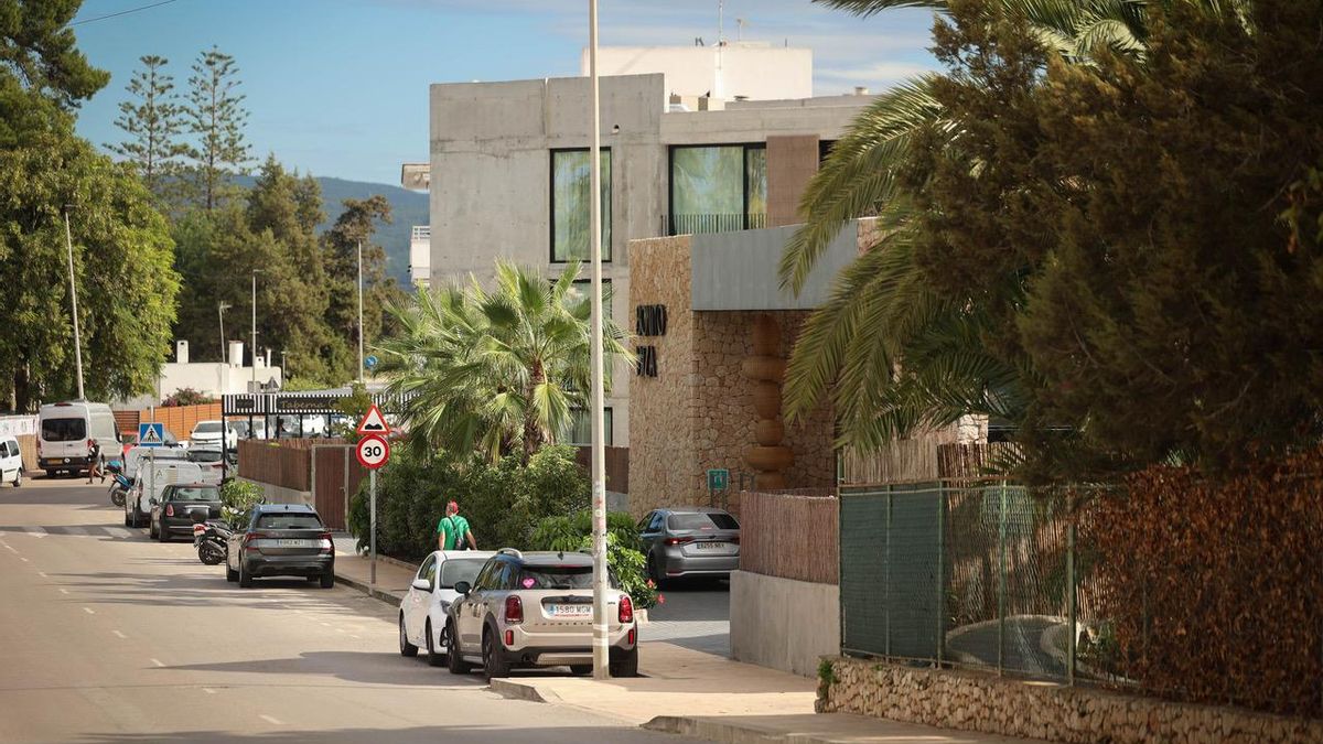 Bonito Ibiza es troba al costat de la caleta d'Es Pouet, una zona turística, però també residencial de Sant Antoni de Portmany.