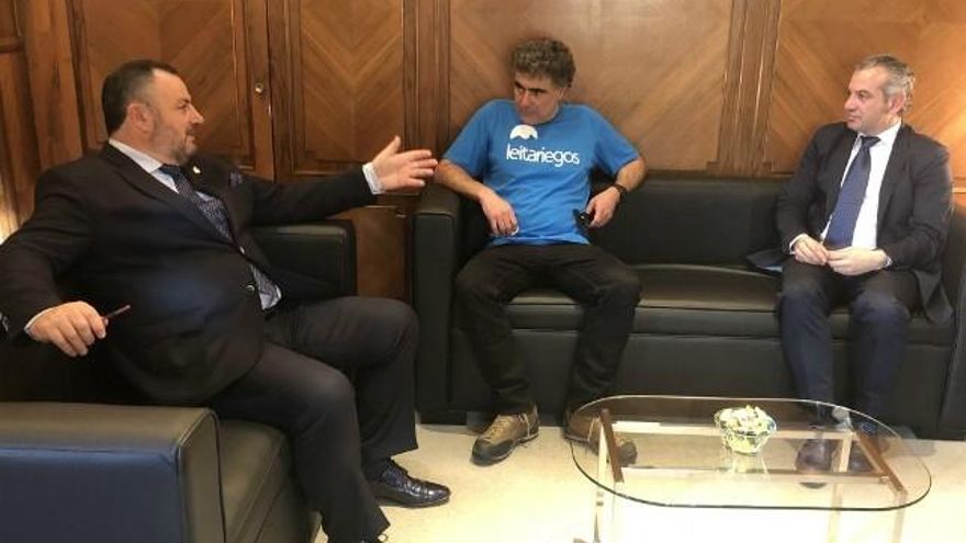 El nuevo director, el berciano Andrés Fernández González, en su primer encuentro con los mandatarios provinciales.